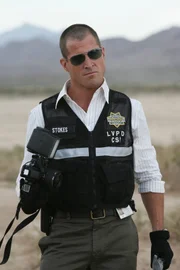 Nick (George Eads) und Sara müssen den Mord an einem Außerirdischen klären, der sich als kostümierter Pfarrer entpuppt.