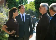 Nachdem das NCIS-Hauptquartier von Harper Dearings durch eine Bombe zerstört wurde, machen sich Gibbs (Mark Harmon, 2.v.r.), Ziva (Cote de Pablo, l.) und Tony (Michael Weatherly, 2.v.l.) auf die Suche nach dem kriminellen Genie ...