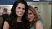 Maura Isles (Sasha Alexander, r.) begleitet Jane Rizzoli (Angie Harmon) auf ihr Klassentreffen. Nach dem Treffen wird einer ihrer alten Mitschüler erschossen aufgefunden. Ist der Täter einer von Janes Schulkameraden?