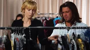 Parker (Beth Riesgraf) und Eliot (Christian Kane) planen eine Modenschau, um chinesische Gastarbeiterinnen, die in einer Bekleidungsfabrik arbeiten, zu helfen.