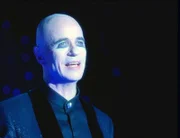 Bei seinem Auftritt will der Magier Zephyr (Tom Noonan) sich selbst verschwinden lassen, aber der Trick misslingt...
