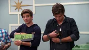 Max Thunderman (Jack Griffo, l.)