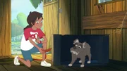 Josefine hat den streunenden Hund gefunden und möchte ihn anlocken, um ihm zu helfen und ihn zurück nach Hause zu bringen.