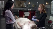 Jane Rizzoli (Angie Harmon, l.) und Maura Isles (Sasha Alexander) ermitteln gegen eine Firma, die bewußt schadhafte Herzklappen in Umlauf gebracht hat.