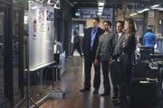 Ein Regierungskritiker wurde ermordet und offiziell übernimmt Homeland Security die Ermittlungen, doch Richard Castle (Nathan Fillion, l.), Kevin Ryan (Seamus Dever, 2.v.r.), Javier Esposito (Jon Huertas, 2.v.l.) und Kate Beckett (Stana Katic, r.) haben das Gefühl, dass an der Sache etwas faul ist ...