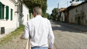 Floridsdorf - Es ist der zweitgrößte Wiener Flächenbezirk und war vor seiner Eingemeindung in die Großstadt Wien sogar ein Kandidat für die niederösterreichische Landeshauptstadt. Der traditionelle Industriestandort ist auch durch seine unmittelbare Nähe zur Donau geprägt, in Form von immer wiederkehrenden Überschwemmungen und auch durch die Schifffahrtsgesellschaft DDSG. Auch die ursprünglichen Dörfer, aus deren Zusammenschluss sich der Bezirk erst ergeben hat wie Jedlesee, Strebersdorf oder Leopoldau, wirken in ihren Strukturen nach wie vor nach. Im Bild: Karl Hohenlohe in der Kellergasse.