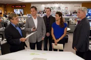 Ein neuer Fall wartet auf das Team: Ducky (David McCallum, l.), Tony (Michael Weatherly, 2.v.l.), McGee (Sean Murray, M.), Ziva (Cote de Pablo, 2.v.r.) und Gibbs (Mark Harmon, r.) ...