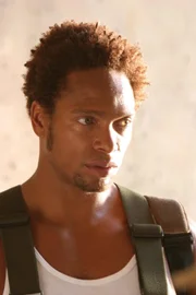 Bei einem starken Unwetter wurde eine Leiche in einem Abwasserkanal gefunden. Warrick (Gary Dourdan) und Catherine folgen dem Kanal und klären schnell auf: Das Opfer war ein 'Kanal Surfer', der ein Opfer des Hochwassers wurde.