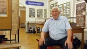 Floridsdorf - Es ist der zweitgrößte Wiener Flächenbezirk und war vor seiner Eingemeindung in die Großstadt Wien sogar ein Kandidat für die niederösterreichische Landeshauptstadt. Der traditionelle Industriestandort ist auch durch seine unmittelbare Nähe zur Donau geprägt, in Form von immer wiederkehrenden Überschwemmungen und auch durch die Schifffahrtsgesellschaft DDSG. Auch die ursprünglichen Dörfer, aus deren Zusammenschluss sich der Bezirk erst ergeben hat wie Jedlesee, Strebersdorf oder Leopoldau, wirken in ihren Strukturen nach wie vor nach. Im Bild: Der begeisterte Leopoldauer Ferdinand Lesmeister leitet das Bezirksmuseum Floridsdorf und erzählt, wie im 19. Jahrhundert die Nordbahn den Bezirk zum Erblühen brachte.