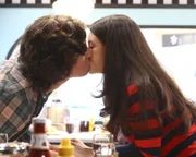 Axl (Charlie McDermott, l.); Lexie Brooks (Daniela Bobadilla, r.)