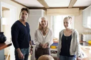 Als sich Aletta (Annina Euling, r.) vor Lisa immer mehr verplappert, muss Zeugenschützerin Vera Behringer (Hedi Kriegeskotte, M.) in die Rolle als "Familienhelferin" vom Jugendamt schlüpfen. Gemeinsam mit Tom (Stephan Luca, l.) versucht sie zu retten, was noch zu retten ist ...