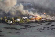 2CP20DG Lava zerstört Häuser in der Gegend von Kapoho, östlich von Pahoa, während der anhaltenden Eruptionen des Kilauea-Vulkans auf Hawaii, USA, am 5. Juni 2018.