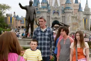 Frankie (Patricia Heaton, l.) gehen die Streitereien zwischen Mike (Neil Flynn, m.), Brick (Atticus Shaffer, 2.v.l.), Sue (Eden Sher, r.) und Axl (Charlie McDermott, 2.v.r.) auf die Nerven.