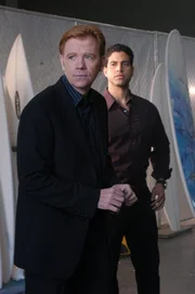 Sind sie dem Mörder von Ted Henderson, dem Besitzer einer Surfbrett-Fabrik, auf der Spur? Lt. Horatio Caine (David Caruso, l.) und Eric Delko (Adam Rodriguez, r.)