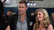 Emily Sander (Erin Matthews, r.) begleitet ihren Mann Steve (Brett Tucker) zu einem Klassentreffen. Doch er hat ein Geheimnis, dass ihm zum Verhängnis wird.
