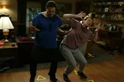 Als Hal (Bryan Cranston, r.) bei einem Essen eine Tanzmaschine entdeckt, ist es um ihn geschehen. Gemeinsam mit Craig (David Anthony Higgins, l.) tanzt er wie entfesselt und übt nun für ein Tanz-Tunier ...