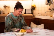 Annalena (Heidrun Gärtner) sitzt weinend in der Küche.