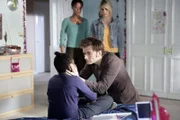 "Der Doktor" (David Tennant, vorne r.) und Rose (Billie Piper, hinten r.) sind davon überzeugt, dass Chloe (Abisola Agbaje, vorne l.) für das Verschwinden zahlreicher Kinder verantwortlich ist. Trish (Nina Sosanya, hinten l.) hat Angst um ihre Tochter ...