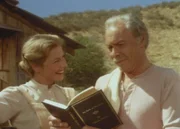 Stolz blickt der Großvater (Barry Sullivan, re.) auf seine gedruckten Memoiren. Auch Tochter Caroline (Karen Grassle, li) freut sich, dass ihr Vater dadurch wieder neuen Lebensmut gefunden hat.
