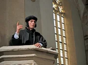 PHOENIX DIE DEUTSCHEN II, "Thomas Müntzer und der Krieg der Bauern", am Montag um 20:15 Uhr. Thomas Müntzer (Stéphane Lalloz) predigt für den Wandel der geistlichen und weltlichen Ordnung. In einer Zeit der ständigen Unterdrückung spricht er Probleme und Ängste des Bauernstandes an und gewinnt damit viele Anhänger.