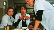 Vivi (Annette Frier, l.) und Walter (Katy Karrenbauer, r.) sind geschockt, daß in Katrins (Tanya Neufeldt) Nachtisch Glassplitter sind. Ihr Verdacht fällt auf Dagmar ...