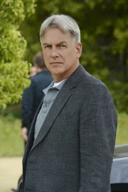 Gemeinsam mit seinem Team versucht er, einen neuen Fall aufzuklären: Gibbs (Mark Harmon) ...