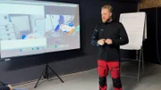 Jonathan Vinke unterrichtet zum Transport von Intensivpatienten.  +++ Die Verwendung des sendungsbezogenen Materials ist nur mit dem Hinweis und Verlinkung auf RTL+ gestattet. +++