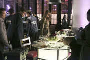 Kevin Ryan (Seamus Dever, l.), Richard Castle (Nathan Fillion, 2.v.l.), Kate Beckett (Stana Katic, M.) und Lanie Parish (Tamala Jones, r.) sind auf der Suche nach Hinweisen auf den Mörder von Arthur Felder ...