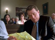 Lois (Jane Kaczmarek, mi.), Hal (Bryan Cranston, re.).