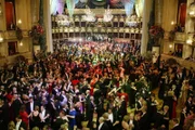 "Der Wiener Opernball 2006 im ORF" beginnt um 20:15 mit "Alles (über) Walzer", einem Streifzug der beiden off-Kommentatoren des Opernballs, Christoph Wagner-Trenkwitz und Kari Hohenlohe, in die Vergangenheit des Opernballs. Um 21:15 folgt ein Blick hinter die Kulissen des diesjährigen Balls mit Arabella Kiesbauer und Alfons Haider: In Zuspielungen gewinnt der Zuschauer einen Einblick über Krönchen, Balletteinlagen, Sänger und Stars der letzten 49 Jahre und des diesjährigen 50. Opernballs. Im Anschluss, um 21:45, moderieren Kiesbauer und Haider die Eröffnungszeremonie aus dem wohl schönsten Ballsaal der Welt. Nach der ZIB2, um 22:55, wird - wie gewohnt - die internationale Prominenz zum Interview in die Mittelloge gebeten. Die Liveübertragung der rauschenden Ballnacht dauert bis kurz nach Mitternacht.