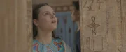 Darius (Louis Martino) und Theo (Eloise Little) finden den Djed-Stein, der geheimnisvolle Kräfte besitzt.