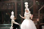 "Disneys Jessie", "Schachmatt." Zufällig bekommen Emma und Luke mit, wie im Fernsehen ein Dieb steckbrieflich gesucht wird. Sie sind fest davon überzeugt, den Verbrecher gut zu kennen - anscheinend handelt es sich um Bertram. Derweil moderiert Ravi einen Schachwettbewerb, bei dem auch Zuri mitmacht. Jessie hofft sehr, dass Zuri den Sieg davonträgt, da dem Gewinner eine Reise nach Paris ins Haus steht - und Jessie war noch nie in Paris. Im Bild (v.li.): Skai Jackson (Zuri Ross), Debby Ryan (Jessie Prescott).