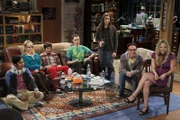 "The Big Bang Theory", "Der Schlampen-Reflex." Penny und der halbnackte Raj werden von ihren Freunden im Wohnzimmer überrascht. Für Sheldon ist die Situation eindeutig, auch wenn Penny das Gegenteil behauptet. Nach dieser Nacht fühlt sich Penny so beschämt, dass sie zu ihrer Freundin Amy flüchtet. Raj fühlt sich verliebt und ist auf der Suche nach ihr, um sie zu einer gemeinsamen Beziehung zu überreden. Währenddessen wird Sheldon Kapitän des Paintball-Teams und stellt sich der Verantwortung.Im Bild (v.li.): Kunal Nayyar (Rajesh Koothrappali), Melissa Rauch (Bernadette Rostenkowski), Simon Helberg (Howard Wolowitz), Jim Parsons (Sheldon Cooper), Mayim Bialik (Amy Farrah Fowler), Johnny Galecki (Leonard Hofstadter), Kaley Cuoco (Penny).