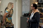 Kaley Cuoco (Penny), Johnny Galecki (Leonard Hofstadter).