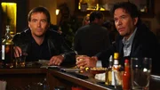 Alles läuft nach Plan - bis der Kredithai Marc Doyle (Alan Smyth, l.) Nate (Timothy Hutton) auffordert, mit ihm zu trinken. Nate wird in seinem Rausch übermütig und lädt ihn zu einem illegalen Pokerspiel ein - Ein fataler Fehler?