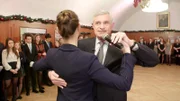 Thomas Schäfer-Elmayer erklärt in der Tanzschule den Walzer.