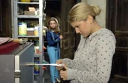 Katja (Karolina Lodyga, l.) ertappt Anna (Jeanette Biedermann, r.), als die sich in Armins Büro zu schaffen macht ...
