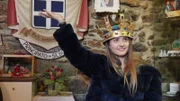 Davina darf sogar die Krone der Fürstin probetragen..