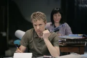 Elton (Marc Warren, vorne) und Ursula (Shirley Henderson, hinten) zweifeln allmählich an den Absichten ihres neuen Vereinsmitglieds ...