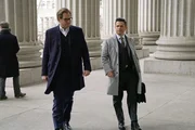 Bringen die Bank Brannigan Trust vor Gericht, die bei einem dubiosen Aktiengeschäft mehrere Kunden um ihr Erspartes betrogen hat: Bull (Michael Weatherly, l.) und Benny (Freddy Rodriguez, r.) ...