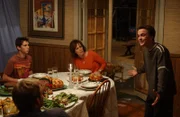 Lois (Jane Kaczmarek, M.) und Reese (Justin Berfield, l.) sind entsetzt, als sie Malcolm (Frankie Muniz, r.) völlig betrunken sehen ...