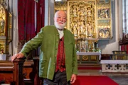 "Klingendes Österreich", "Eine Südtiroler Wallfahrt: Über das Gampenjoch zum Nonsberg." Sepp Forcher vor dem Schnatterpeck Altar.