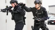 S.W.A.T. Sergeant Stevens (Otis Gallop, l.) und Victor Tan (David Lim)