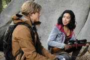 MacGyver (Lucas Till, l.); Deena (Sissi Kal, r.)
