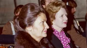 Seit den späten 1960ern kämpfen Frauen in ganz Europa für ihre Rechte. Auf Demonstrationen und in den Parlamenten fordern sie Gleichstellung, bessere Arbeitsbedingungen und das Recht auf Abtreibung. Eine von ihnen ist Simone Veil, die 1979 die erste EU-Parlamentspräsidentin wird. Eine andere ist Margaret Thatcher, die als "Iron Lady" bis heute polarisiert. - Simone Veil (l.) und Margaret Thatcher in Straßburg, 1981.