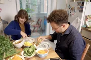 Die Ernährungs-Umstellung läuft gut: Yunus E. kümmert sich jetzt meistens ums Essen, macht abends zum Beispiel Sommerrollen: Reispapierblätter mit Sesam-Soße und viel Gemüse.