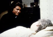 Jonathan (Michael Landon) wird an das Krankenlager von Mrs. Molonov (Eda Reissmarin) gerufen.