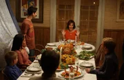 Thanksgiving steht vor der Tür und die ganze Familie versucht, in diesem Jahr ein harmonisches Fest zu feiern - im Gegensatz zu den letzen Jahren ...