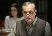 Weil sie eine gemeinsame Leidenschaft verbindet, haben sich Mr. Skinner (Simon Greenall, vorne) und Ursula (Shirley Henderson, hinten) in einem Verein zusammengeschlossen, der sich ganz der Suche nach dem "Doktor" widmet ...