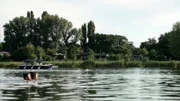 Floridsdorf - Es ist der zweitgrößte Wiener Flächenbezirk und war vor seiner Eingemeindung in die Großstadt Wien sogar ein Kandidat für die niederösterreichische Landeshauptstadt. Der traditionelle Industriestandort ist auch durch seine unmittelbare Nähe zur Donau geprägt, in Form von immer wiederkehrenden Überschwemmungen und auch durch die Schifffahrtsgesellschaft DDSG. Auch die ursprünglichen Dörfer, aus deren Zusammenschluss sich der Bezirk erst ergeben hat wie Jedlesee, Strebersdorf oder Leopoldau, wirken in ihren Strukturen nach wie vor nach. Im Bild: Alte Donau.